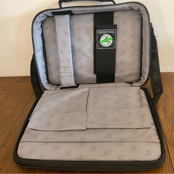 Swiss Gear 15.6" Legacy Top Load Laptop Case - Picture 3 of 3